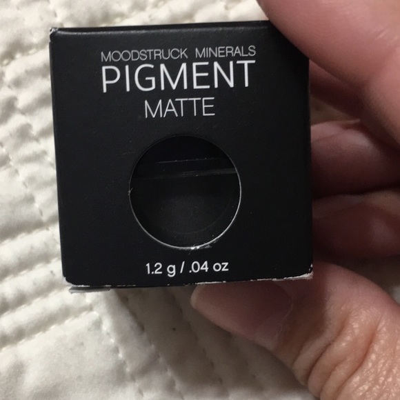 Younique Mineral Eye Pigment {discontinued} - Picture 1 of 2